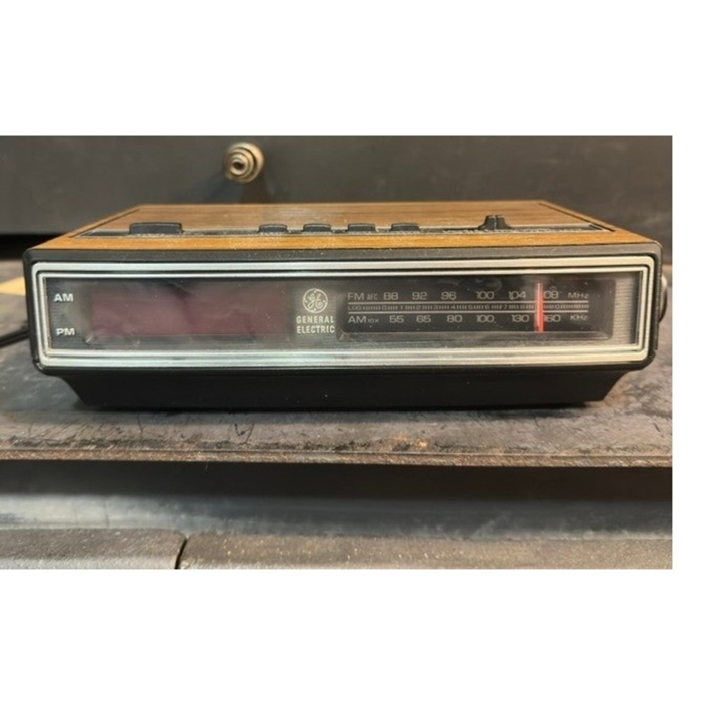 General Electric Alarm Clock Radio 7-4625A Vintage 80s Wood Grain AM FM Red LED